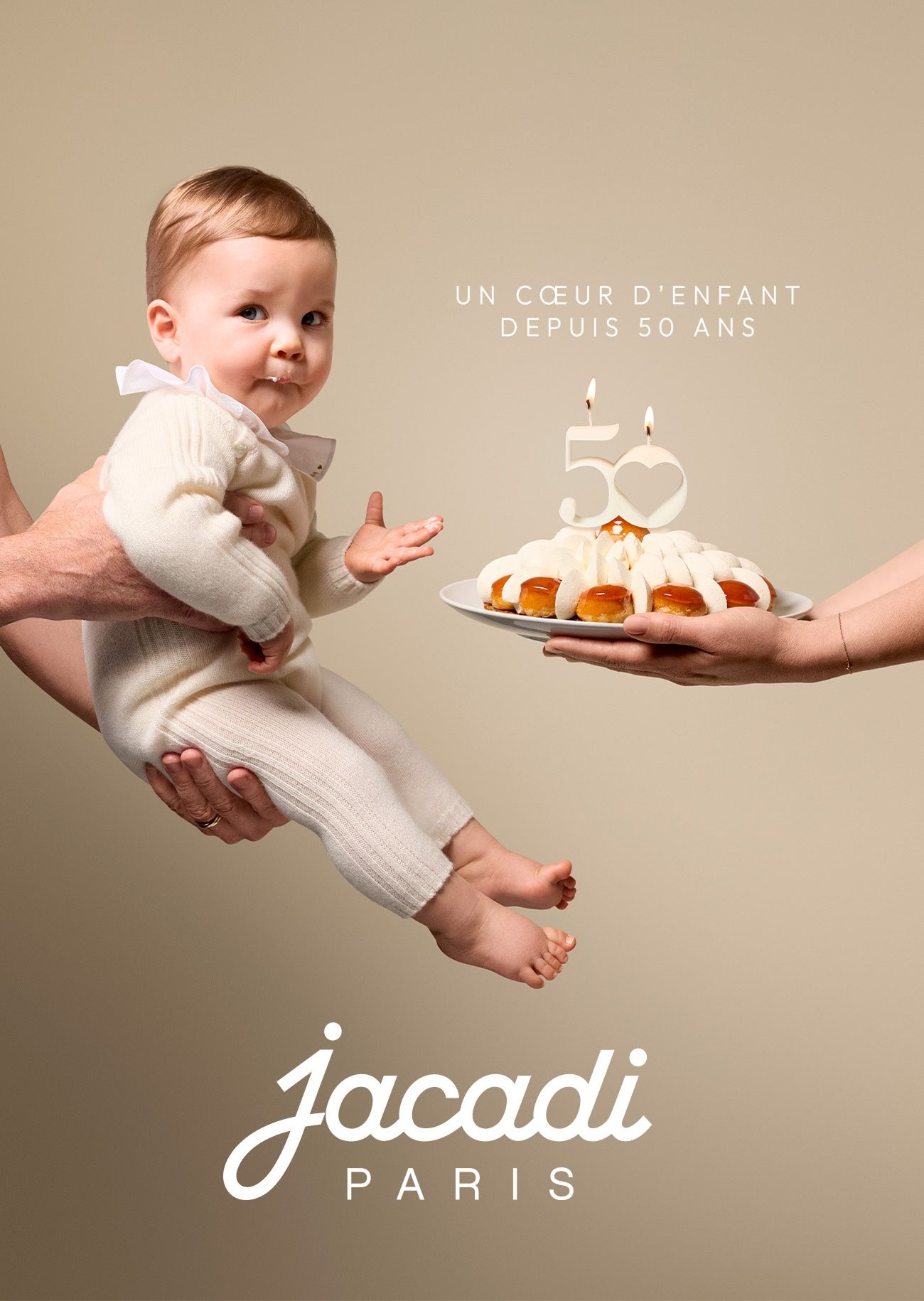 bebè vestito con un completo in cashmere, pronto a spegnere le candeline di Jacadi Paris