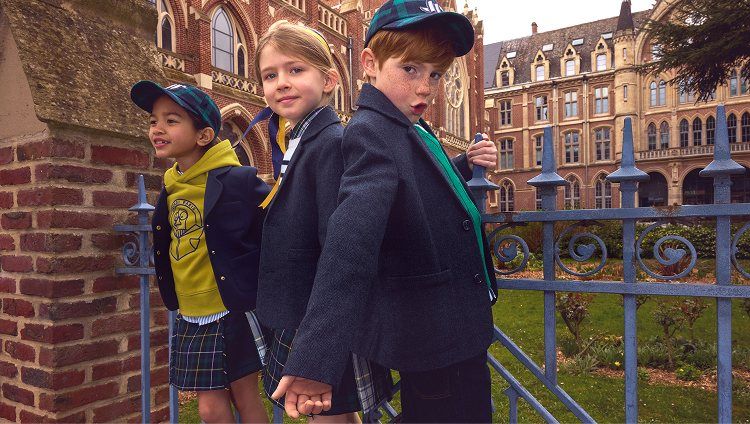 La collezione per il rientro a scuola, guardaroba per bambini e bambine