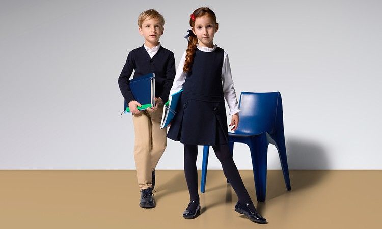 La collezione uniformi bambina e bambino per la scuola