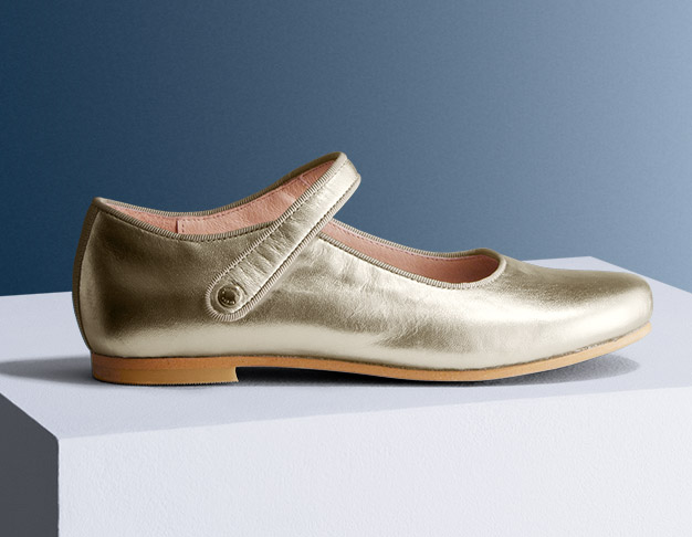 Le iconiche scarpe Mary Jane dorate per bambina