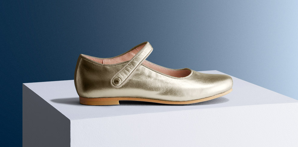 Le iconiche scarpe Mary Jane dorate per bambina